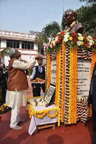 जननायक कर्पूरी ठाकुर का जीवन परिचय Nitish Kumar paying tribute to Karpoori Thakur